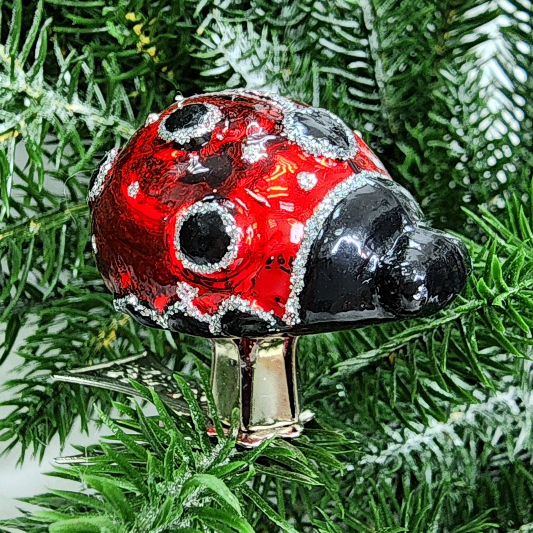 фото Стеклянная елочная игрушка Божья коровка на прищепке