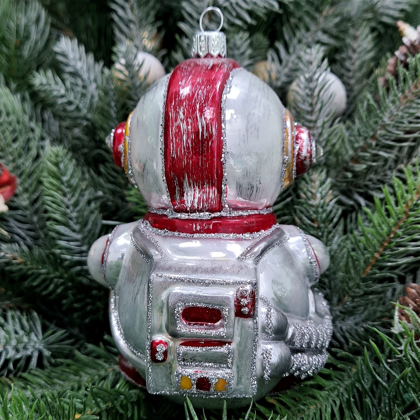 фото Стеклянная елочная игрушка Снеговик космонавт красный