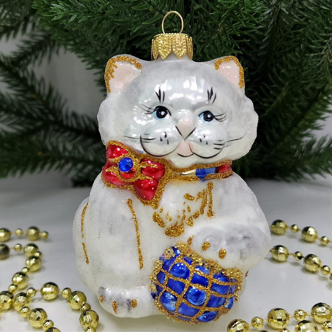 фото Стеклянная елочная игрушка Кот с мячом
