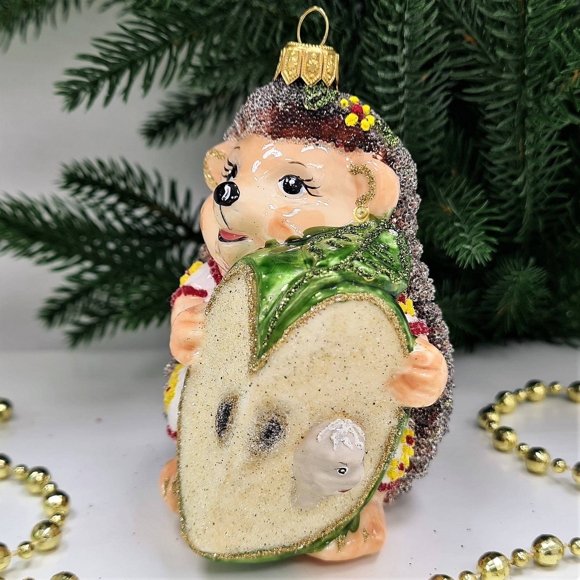 фото Стеклянная елочная игрушка Ежик с яблоком девочка