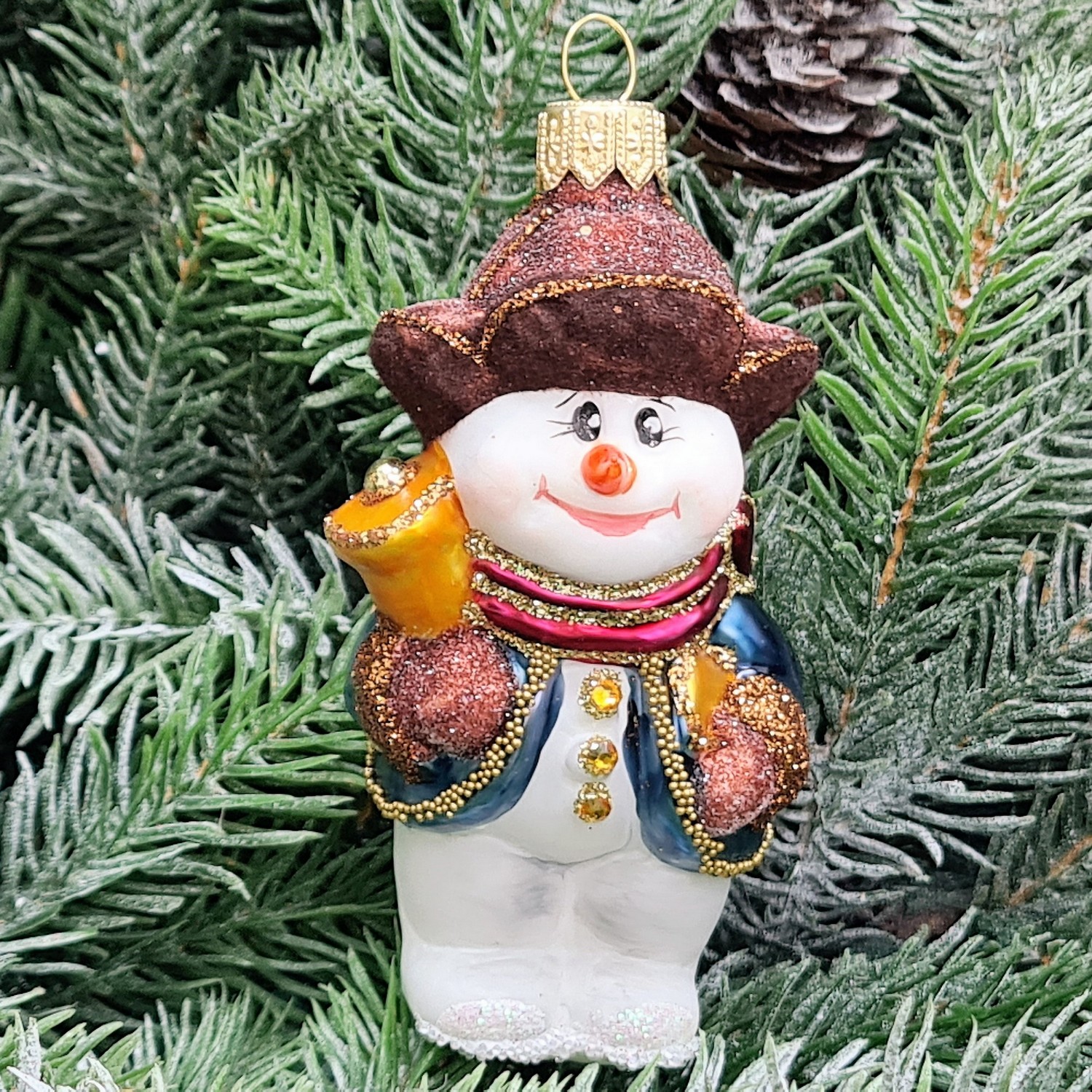 фото Стеклянная елочная игрушка Снеговик с колокольчиком крем