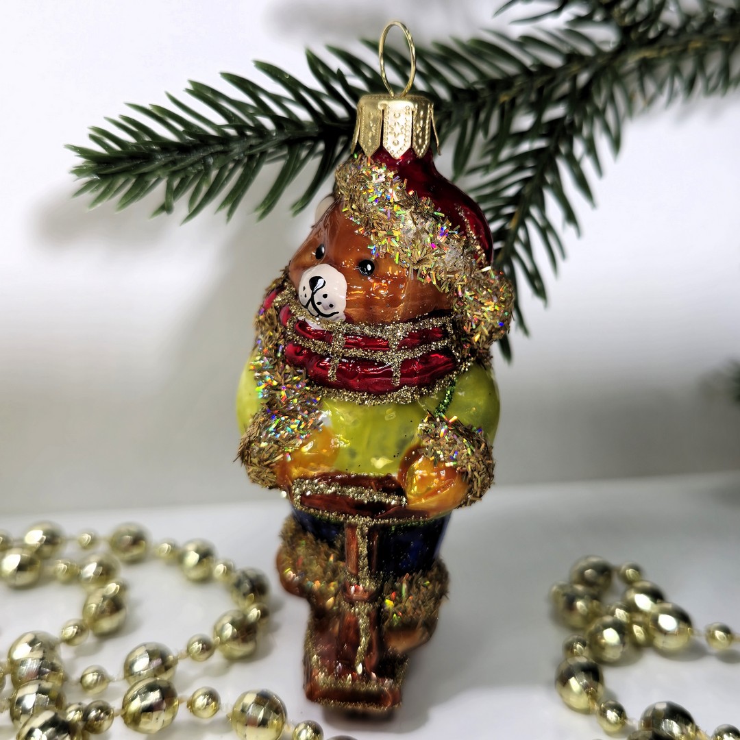 фото Стеклянная елочная игрушка Мишка на самокате