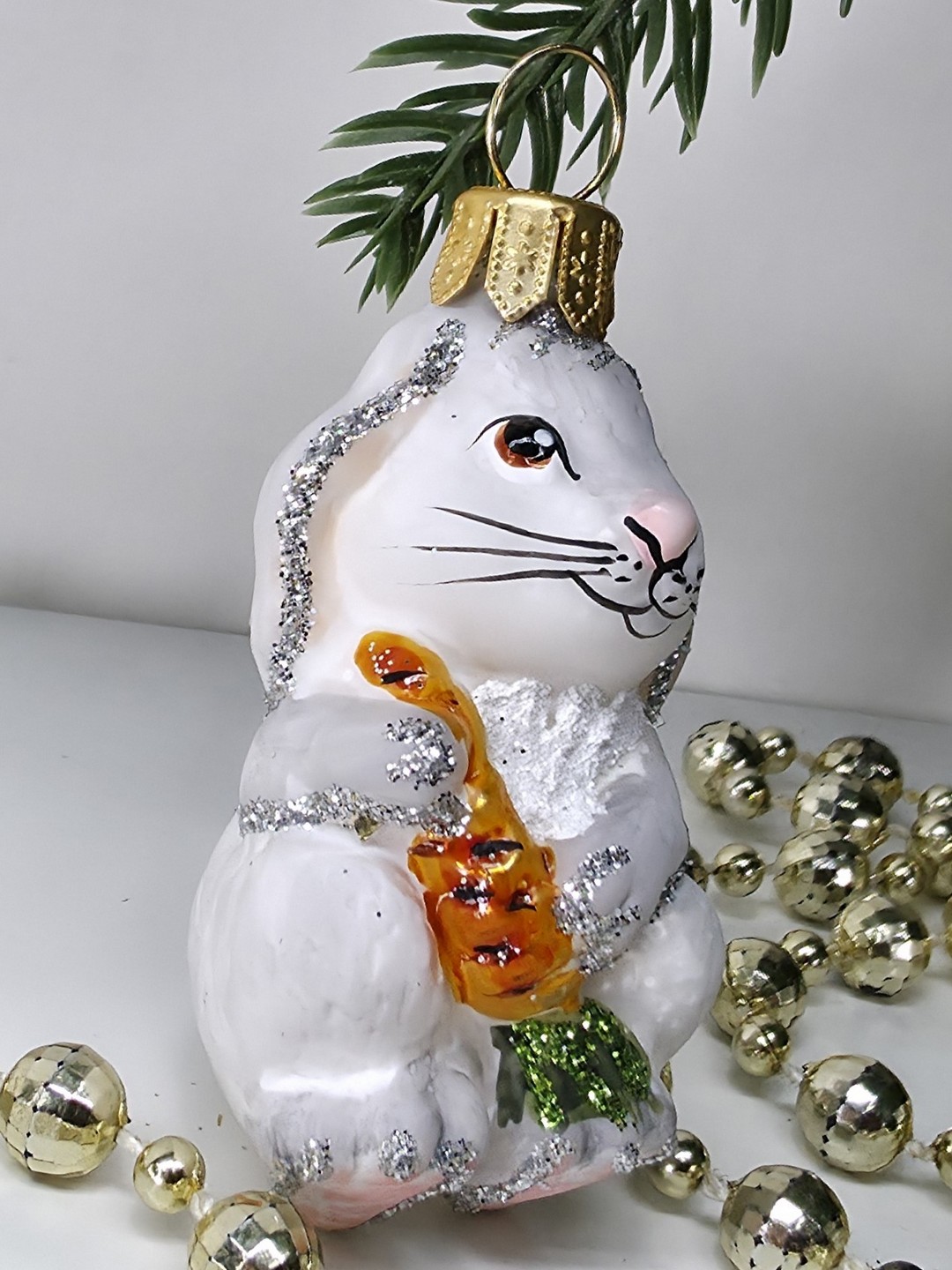 фото Стеклянная елочная игрушка Зайчик с морковкой