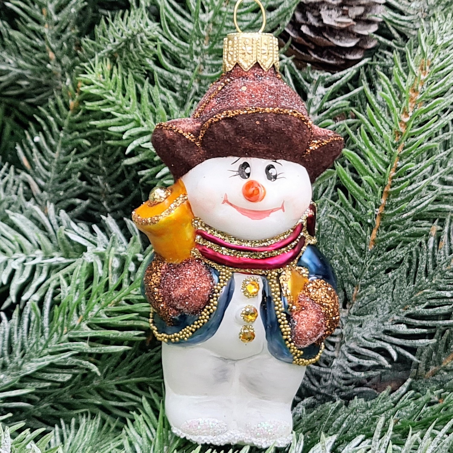 фото Стеклянная елочная игрушка Снеговик с колокольчиком крем