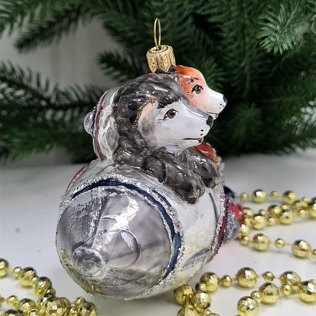 фото Стеклянная елочная игрушка Белка Стрелка на ракете