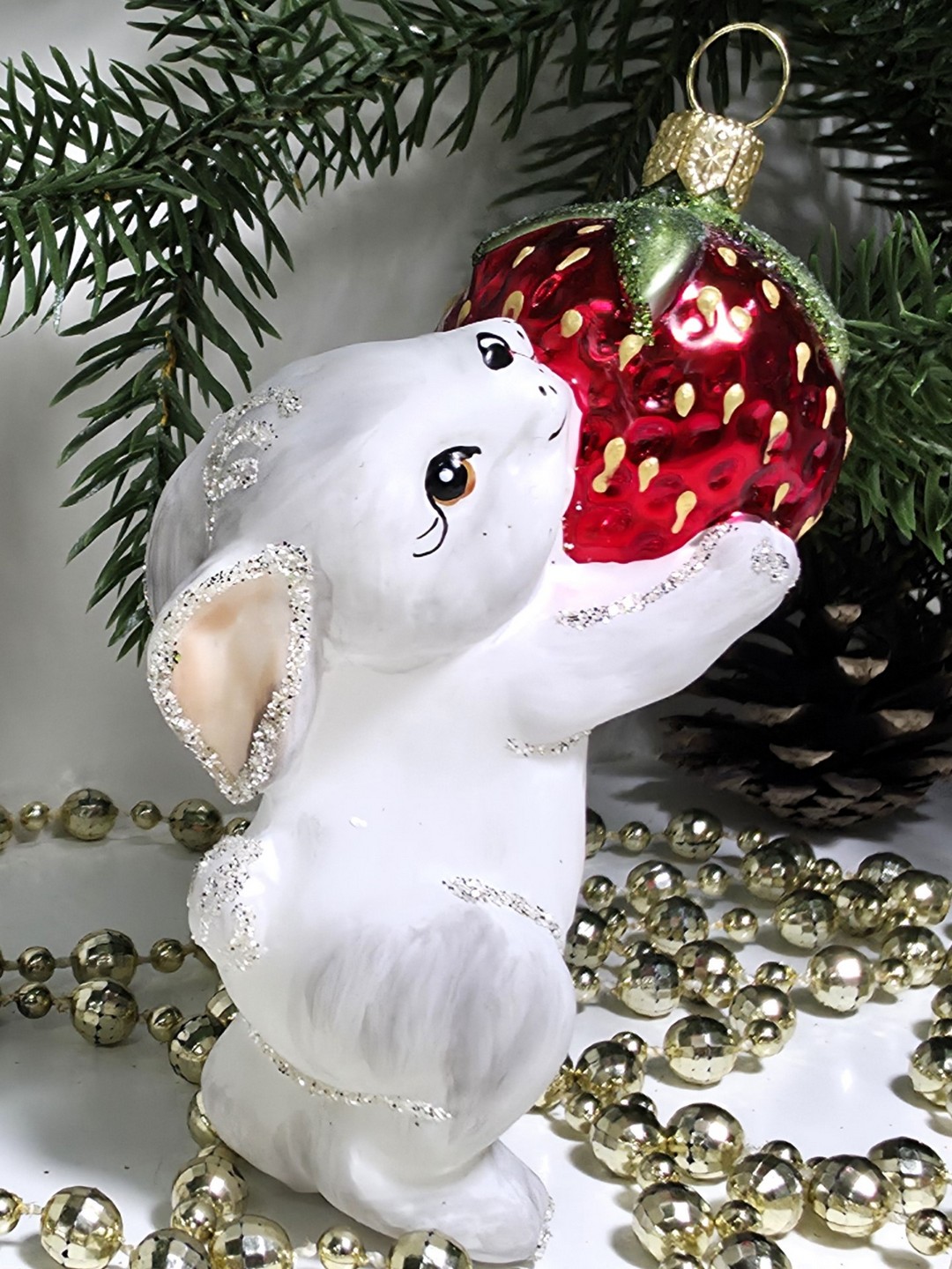 фото Стеклянная елочная игрушка Зайчик с клубникой