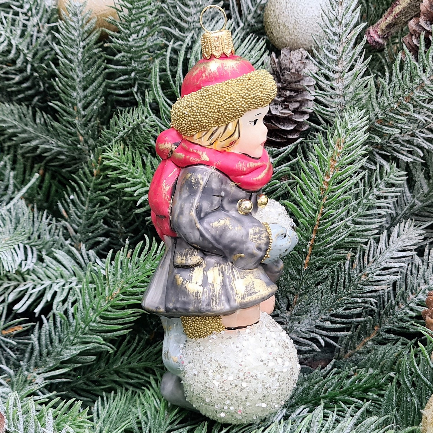 фото Стеклянная елочная игрушка Девочка со снежком Винтаж