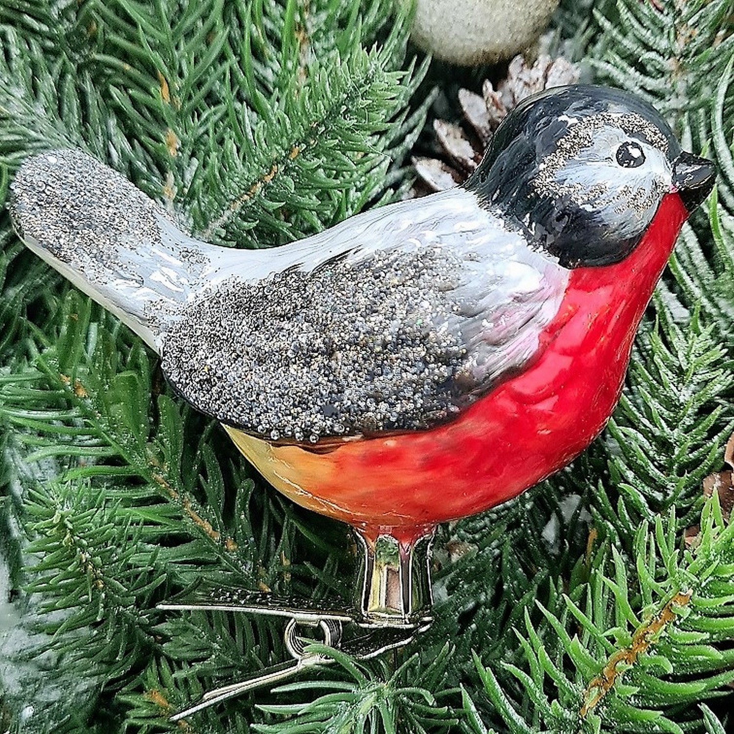 фото Стеклянная елочная игрушка Снегирь на прищепке