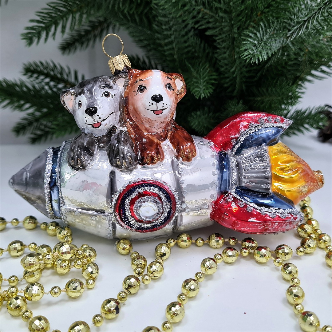 фото Стеклянная елочная игрушка Белка Стрелка на ракете