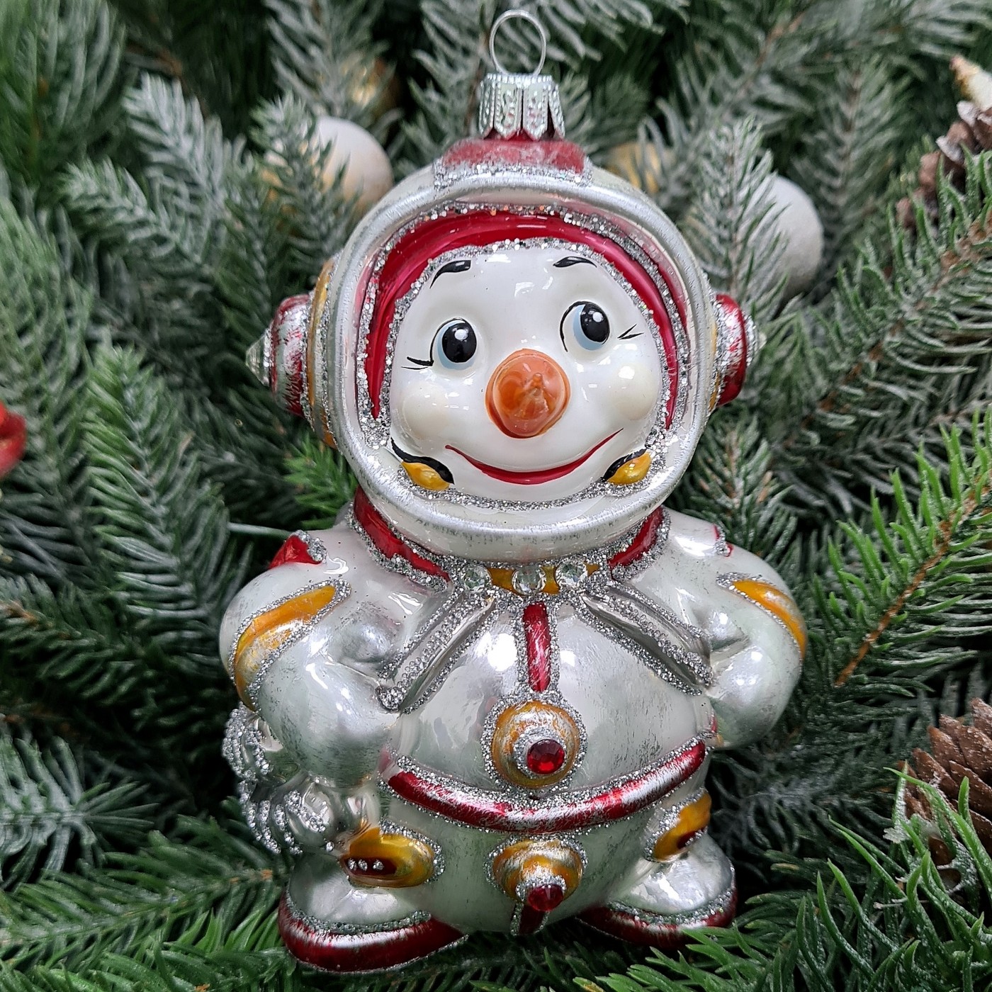 фото Стеклянная елочная игрушка Снеговик космонавт красный