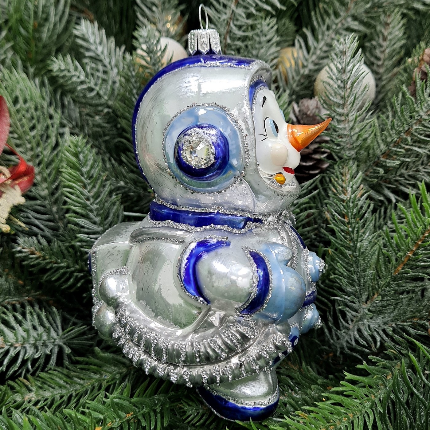 фото Стеклянная елочная игрушка Снеговик космонавт синий