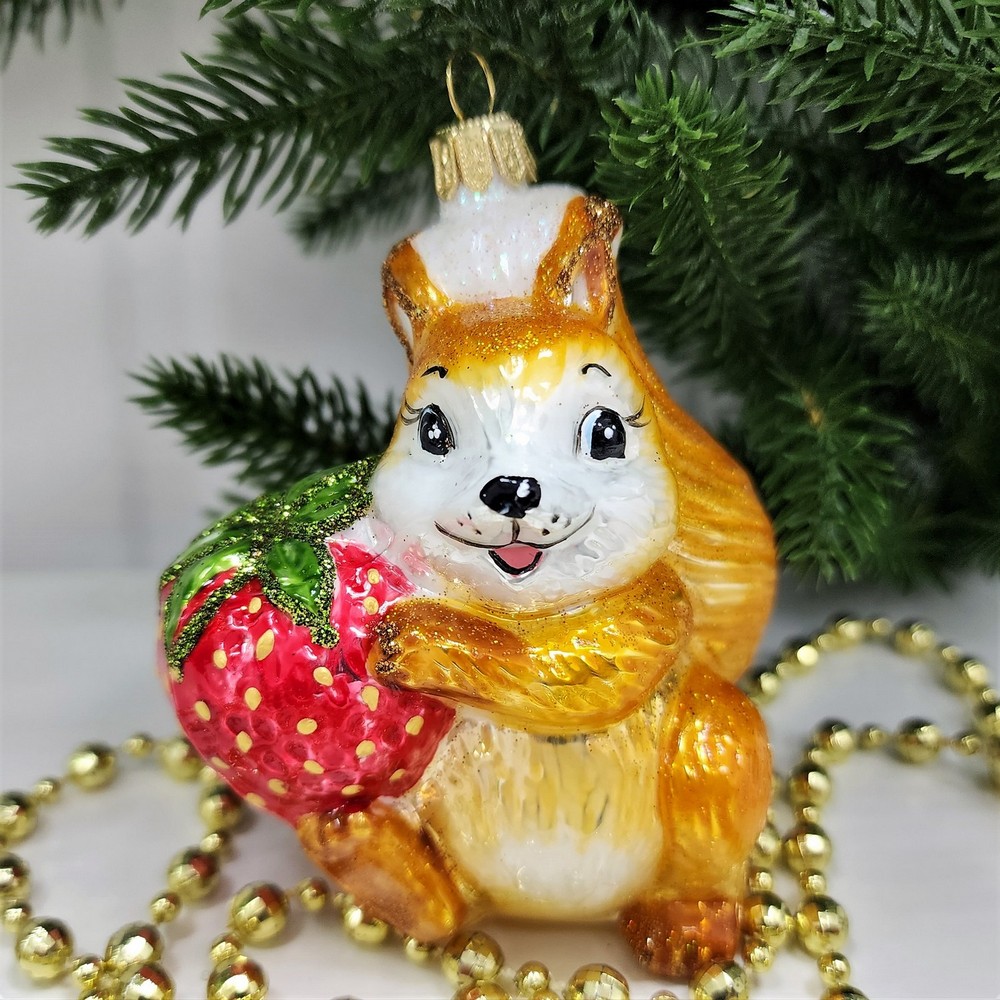 фото Стеклянная елочная игрушка Белочка с клубникой