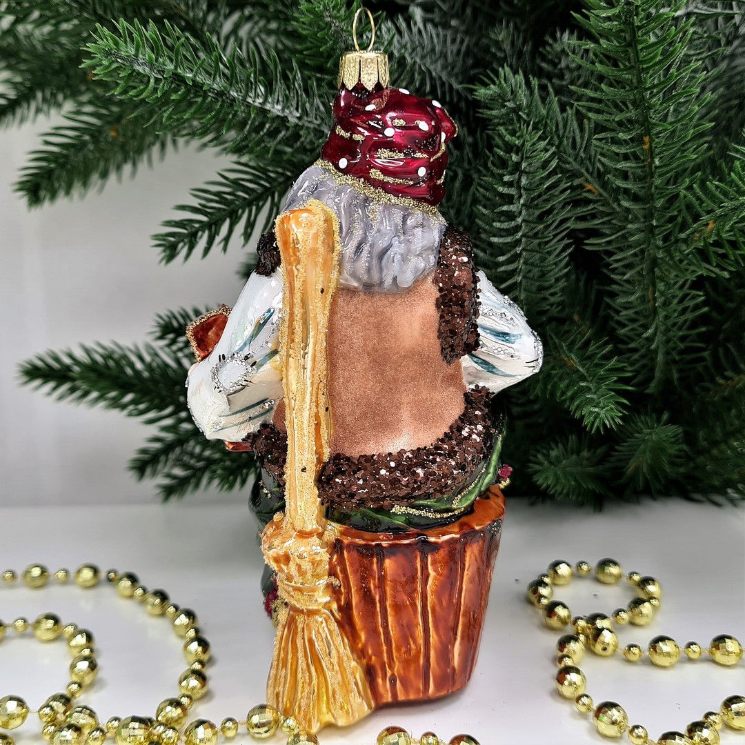 фото Стеклянная елочная игрушка Баба Яга с гармошкой