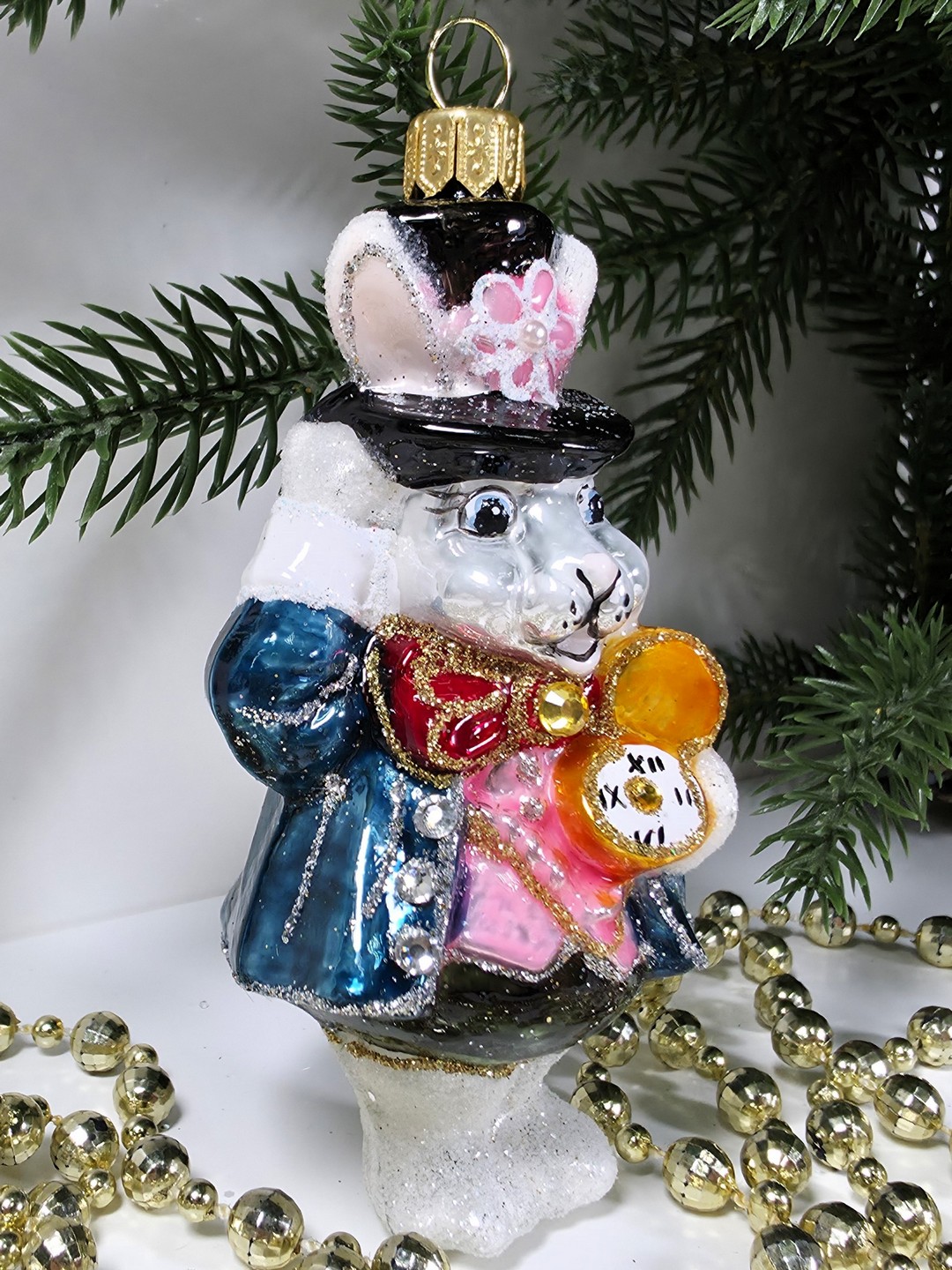 фото Стеклянная елочная игрушка Белый кролик с часами