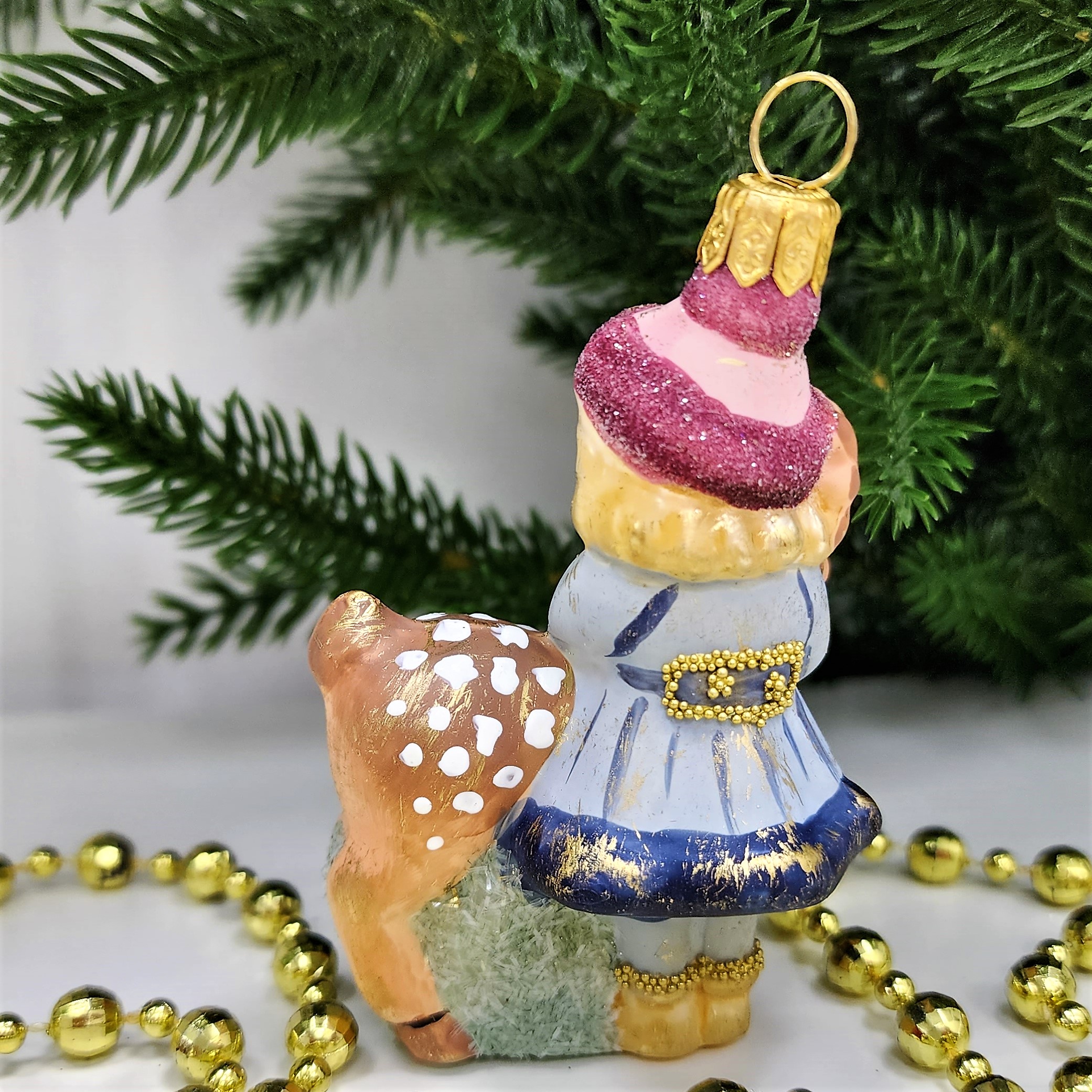 фото Стеклянная елочная игрушка Девочка с олененком