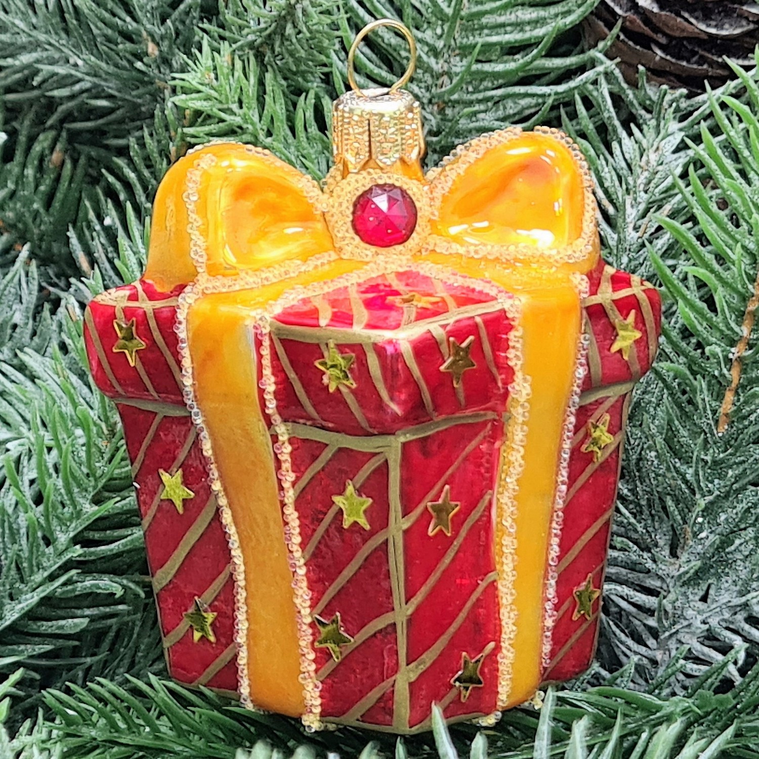 фото Стеклянная елочная игрушка Подарок