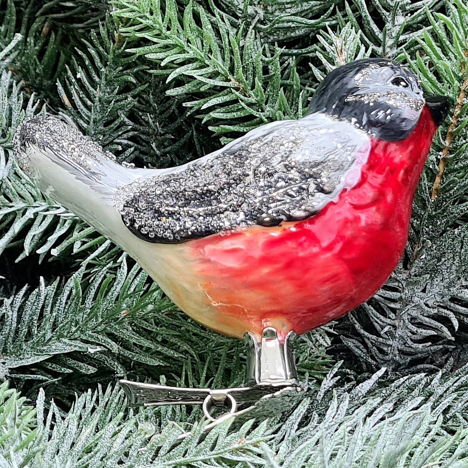 фото Стеклянная елочная игрушка Снегирь на прищепке