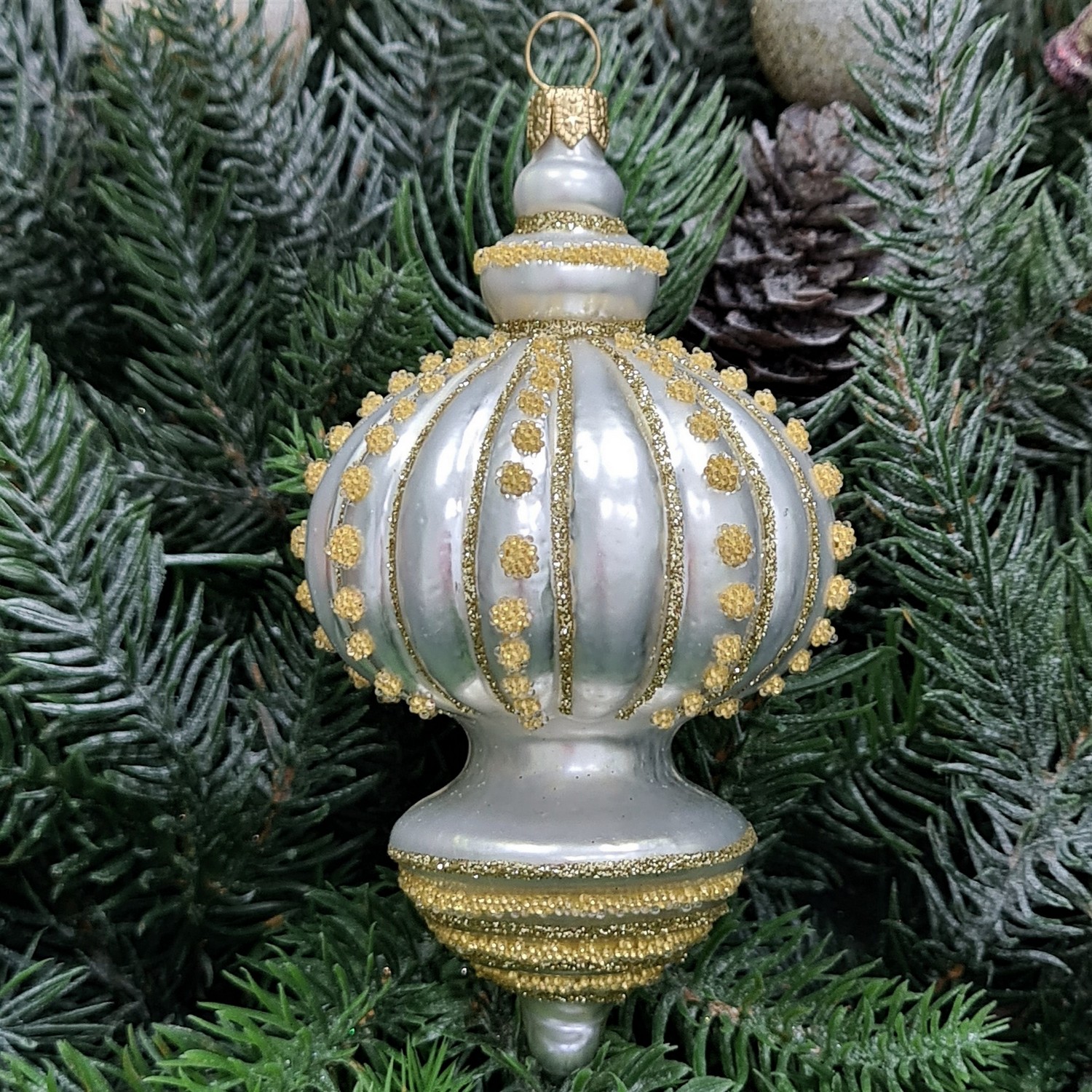 фото Стеклянная елочная игрушка Подвеска белая