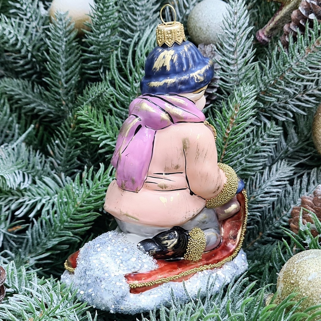 фото Стеклянная елочная игрушка Мальчик с мишкой на санях винтаж