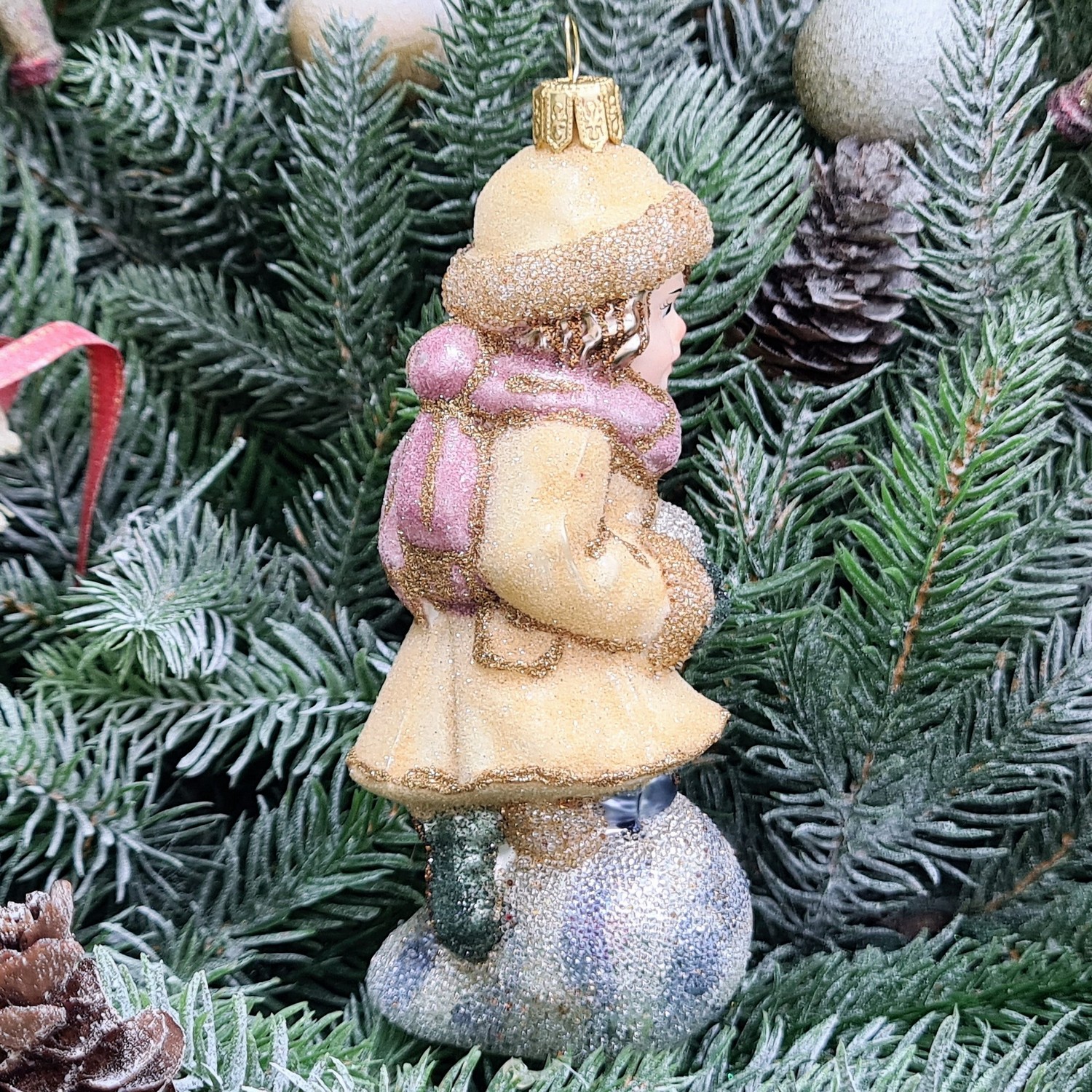 фото Стеклянная елочная игрушка Девочка со снежком сахар