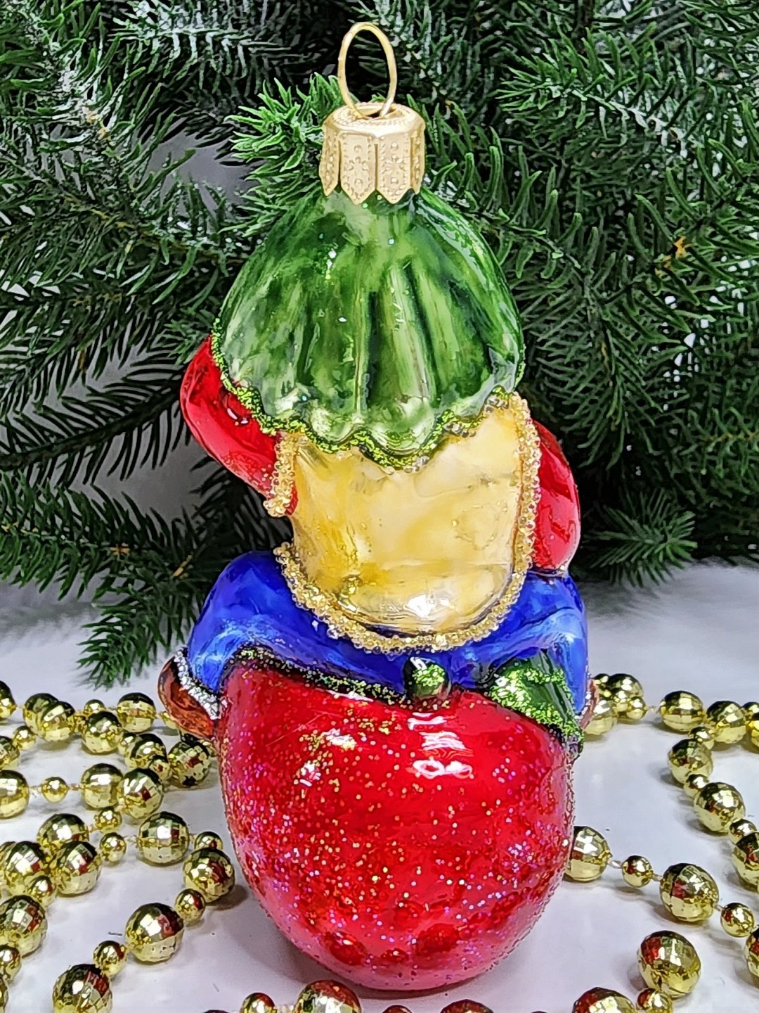 фото Стеклянная елочная игрушка Гном на яблоке
