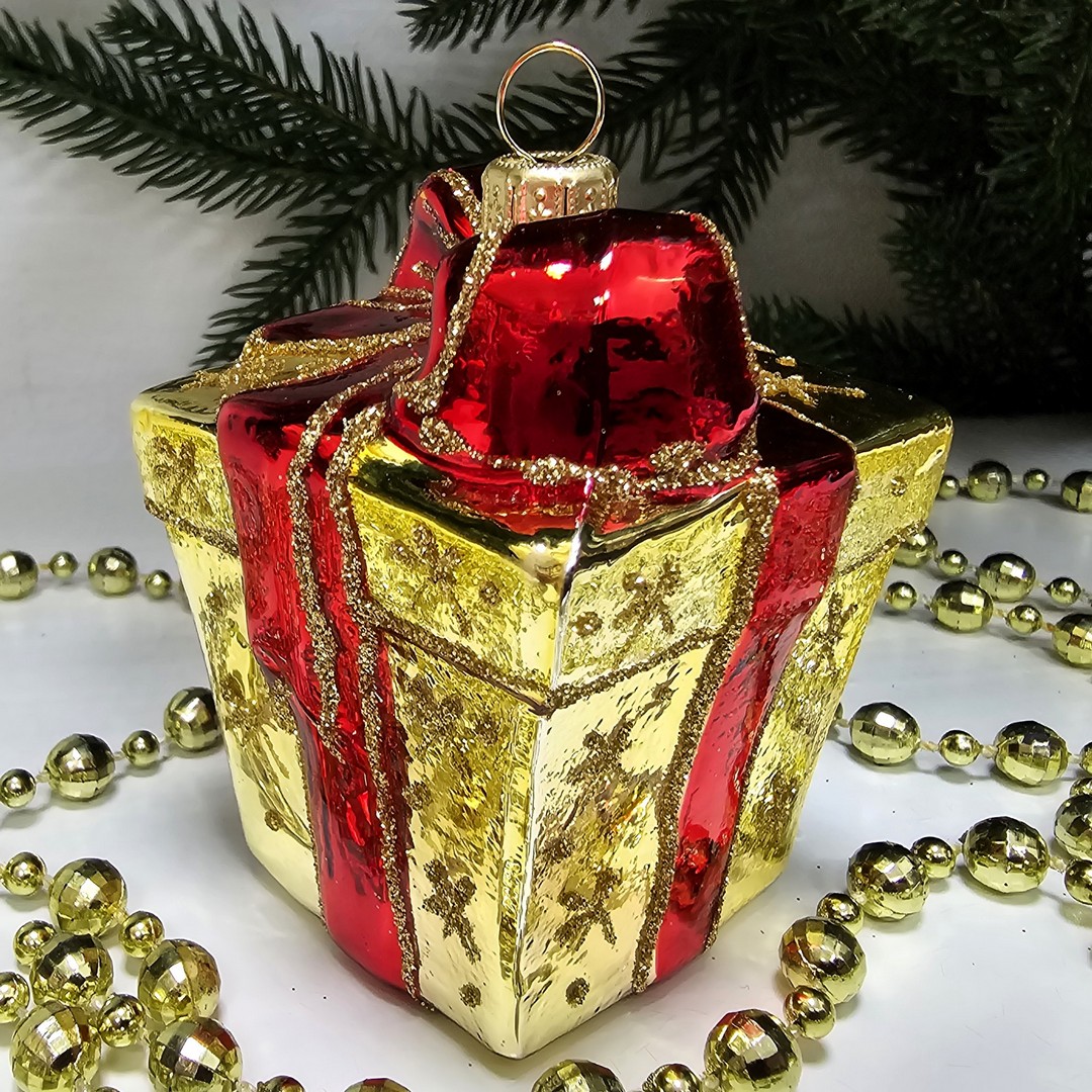 фото Стеклянная елочная игрушка Подарок