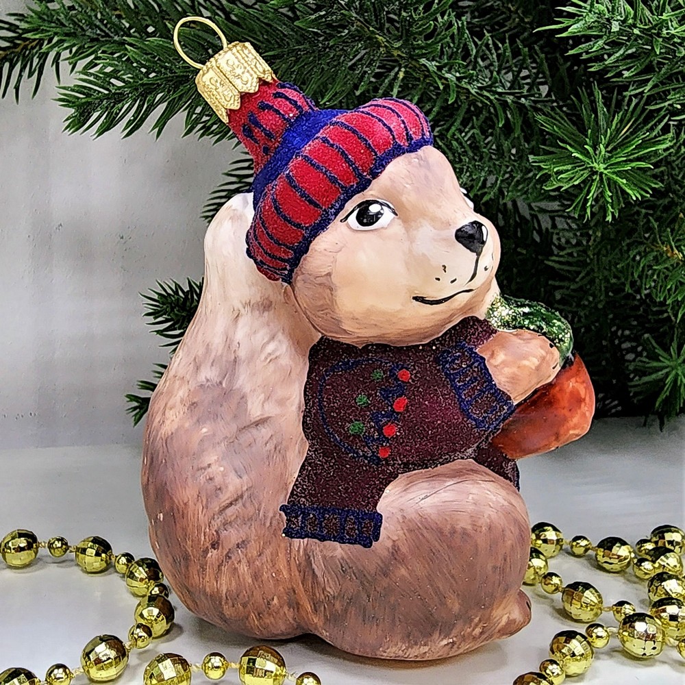 фото Стеклянная елочная игрушка Белочка с орехом в свитере