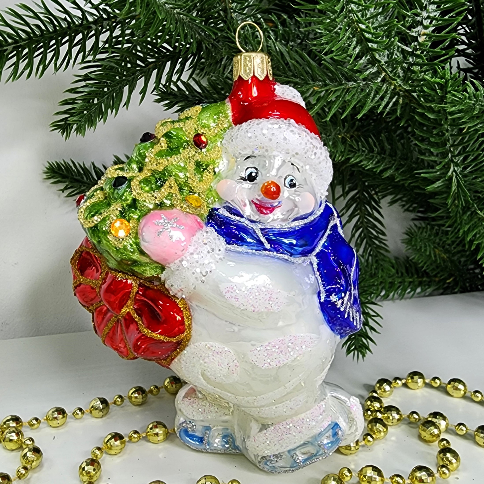 фото Стеклянная елочная игрушка Снеговик на коньках с елкой
