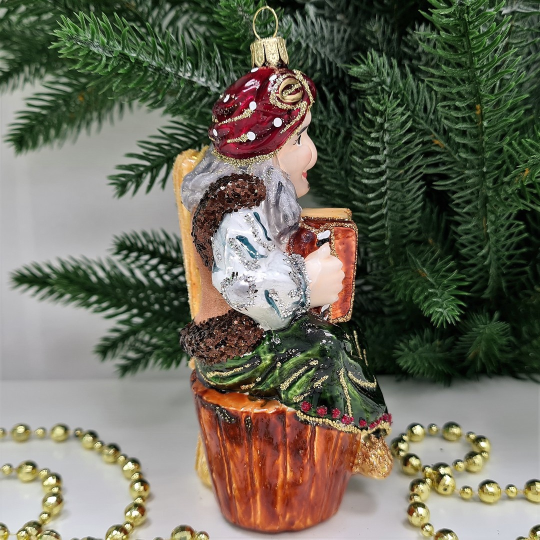 фото Стеклянная елочная игрушка Баба Яга с гармошкой