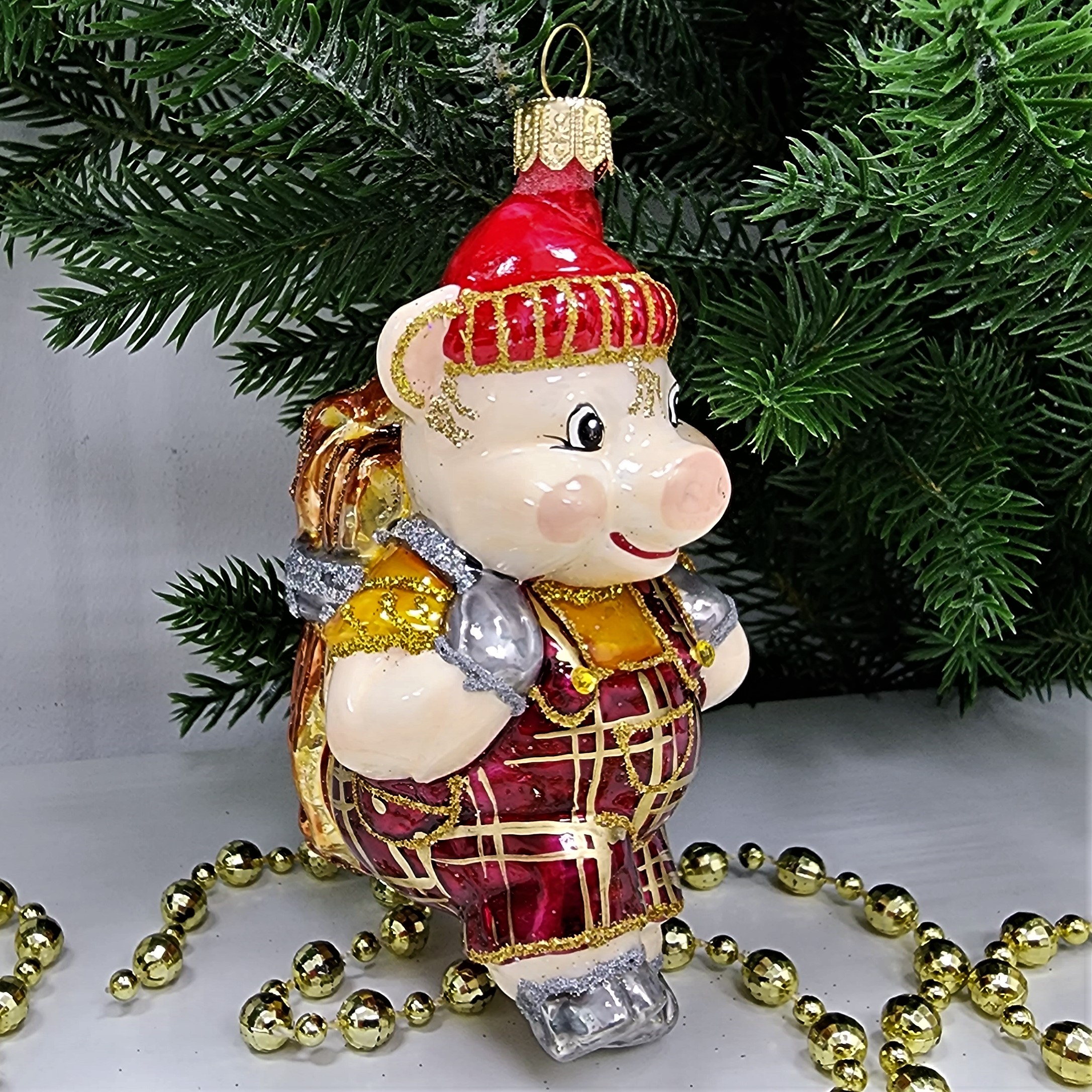 фото Стеклянная елочная игрушка Поросенок с дровами