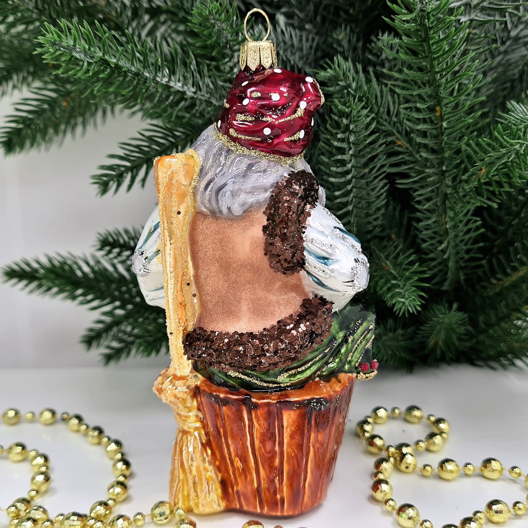 фото Стеклянная елочная игрушка Баба Яга с гармошкой