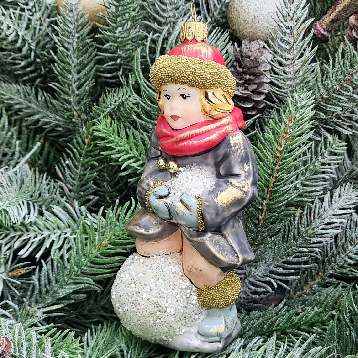 фото Стеклянная елочная игрушка Девочка со снежком Винтаж