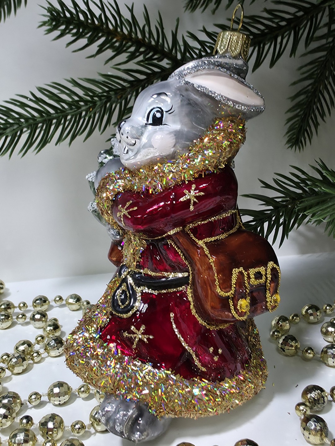 фото Стеклянная елочная игрушка Заяц с елкой