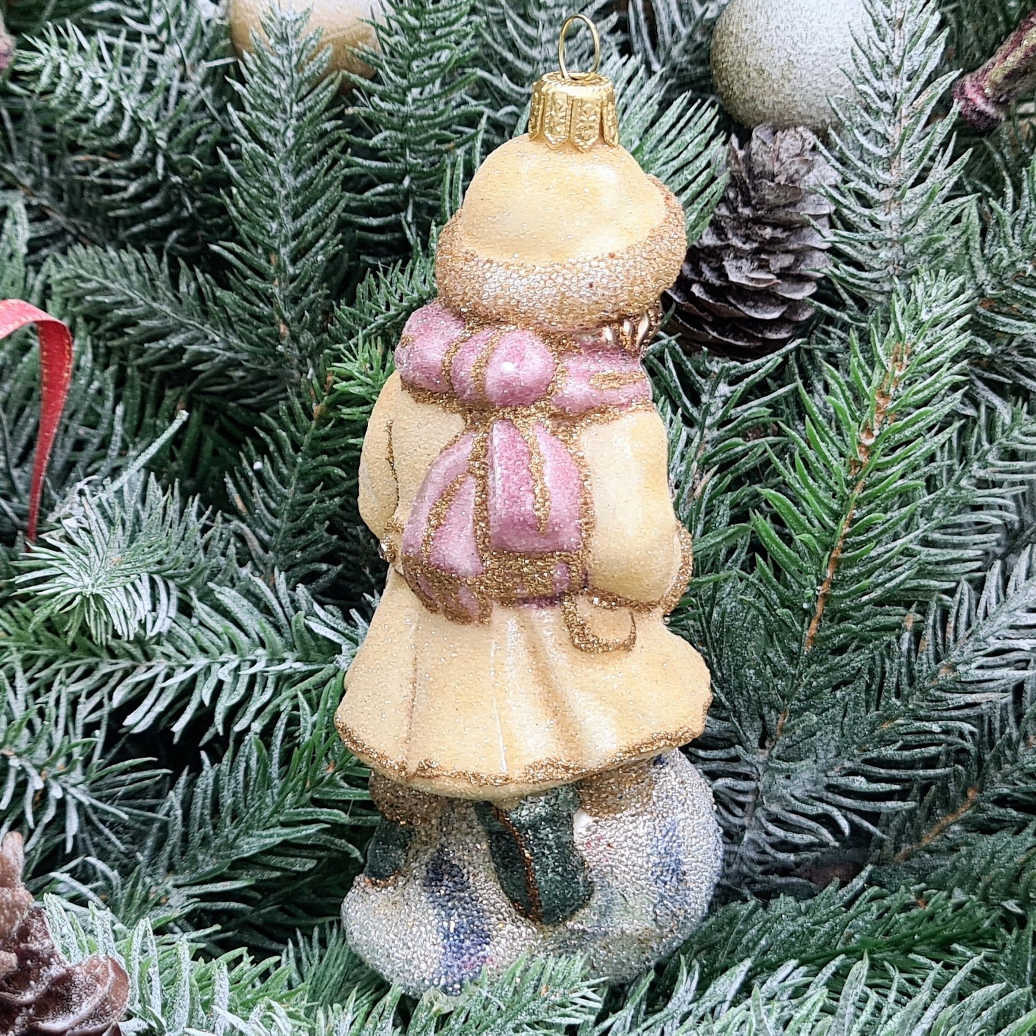 фото Стеклянная елочная игрушка Девочка со снежком сахар