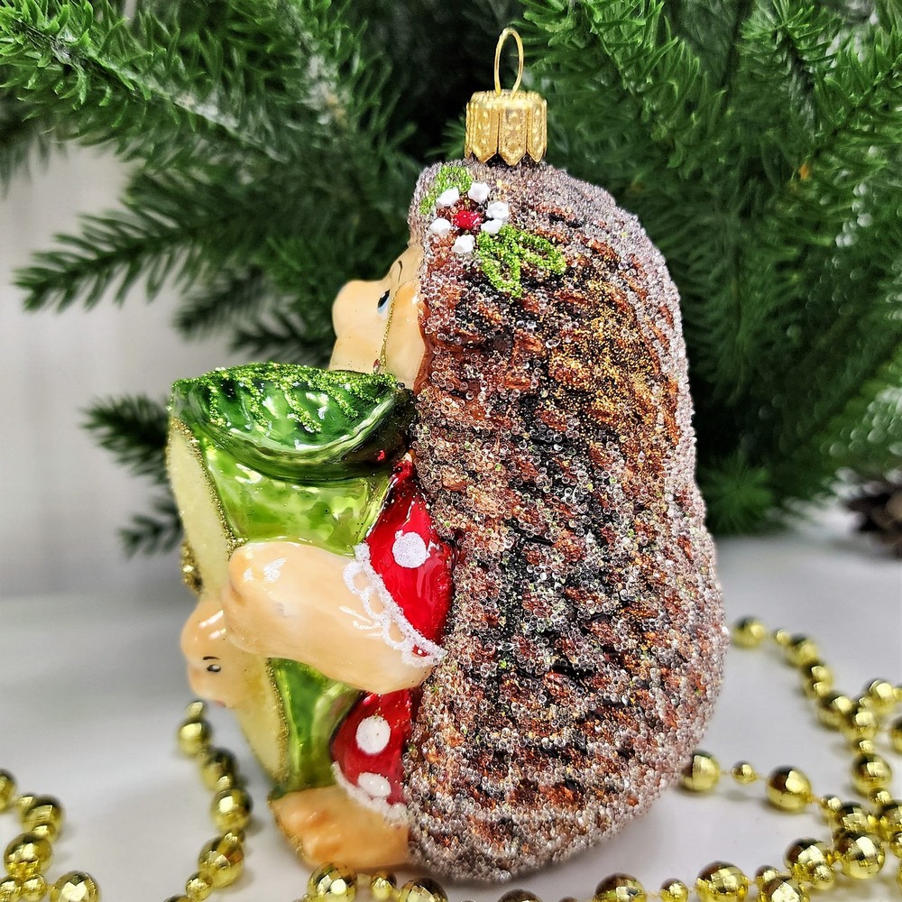фото Стеклянная елочная игрушка Ежик с яблоком девочка
