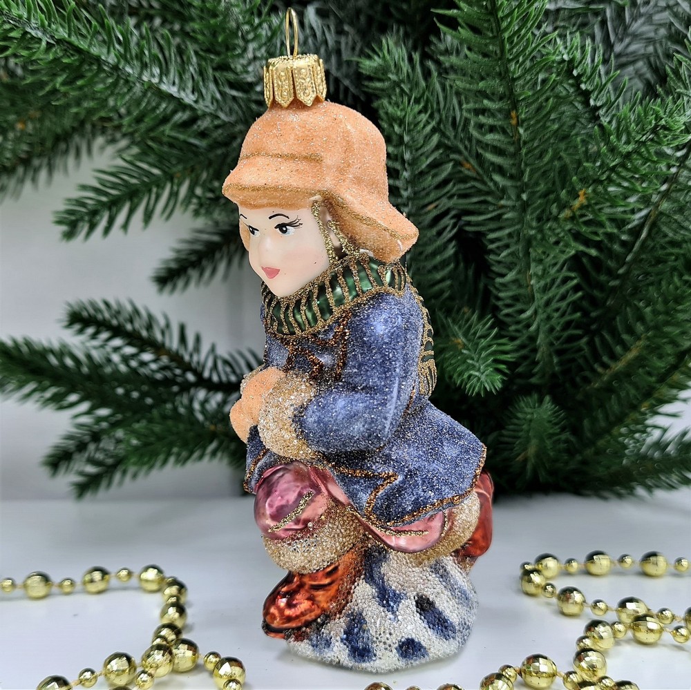 фото Стеклянная елочная игрушка Мальчик на коньках