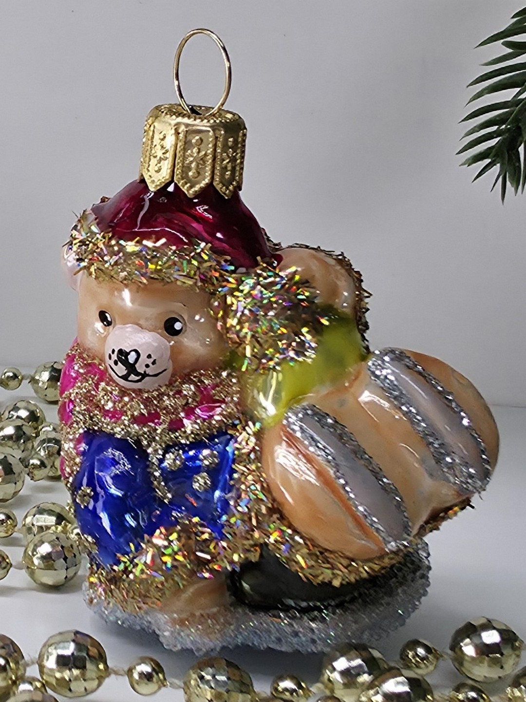 фото Стеклянная елочная игрушка Мишутка с подарками
