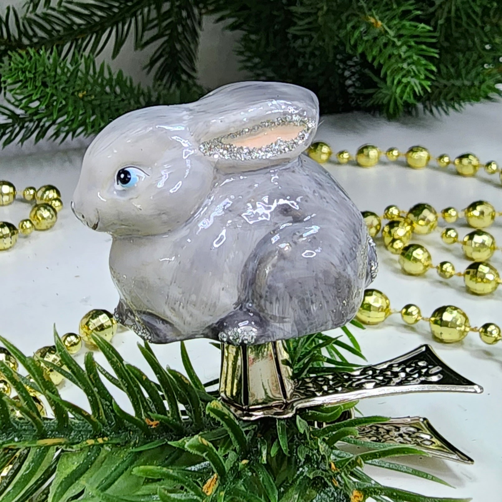 фото Стеклянная елочная игрушка Зайчик на прищепке