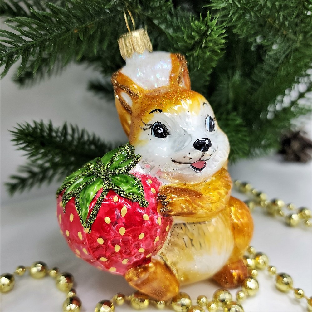 фото Стеклянная елочная игрушка Белочка с клубникой