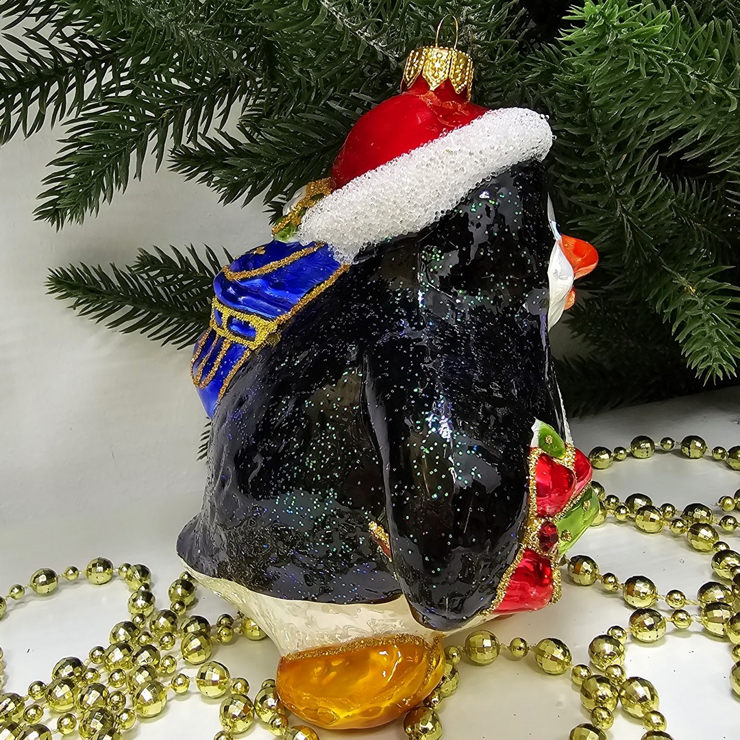 фото Стеклянная елочная игрушка Пингвин с подарком