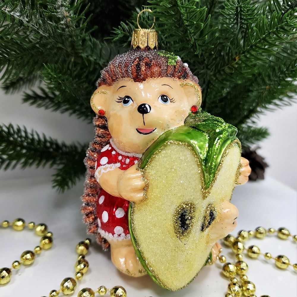 фото Стеклянная елочная игрушка Ежик с яблоком девочка