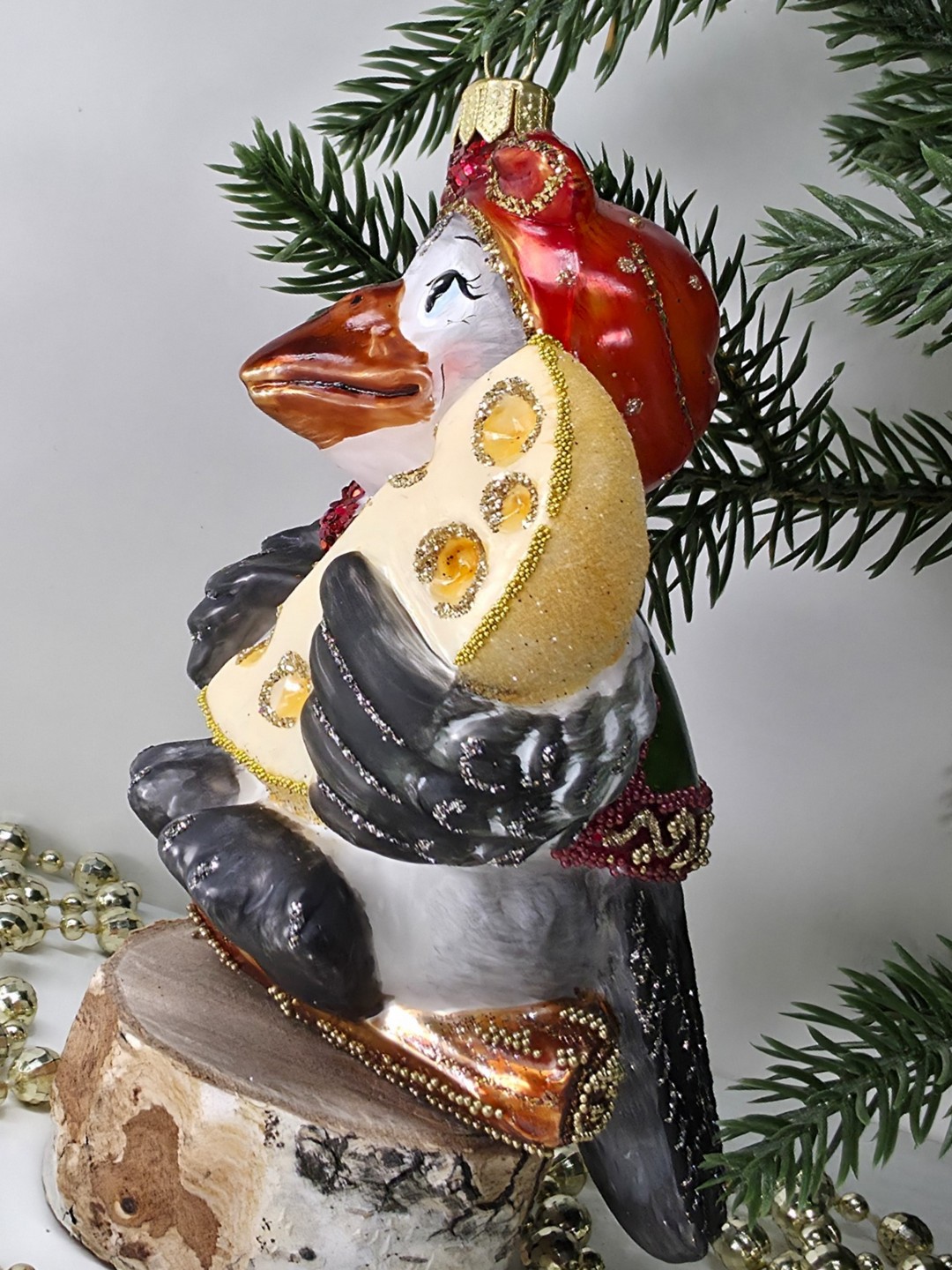 фото Стеклянная елочная игрушка Сорока с сыром