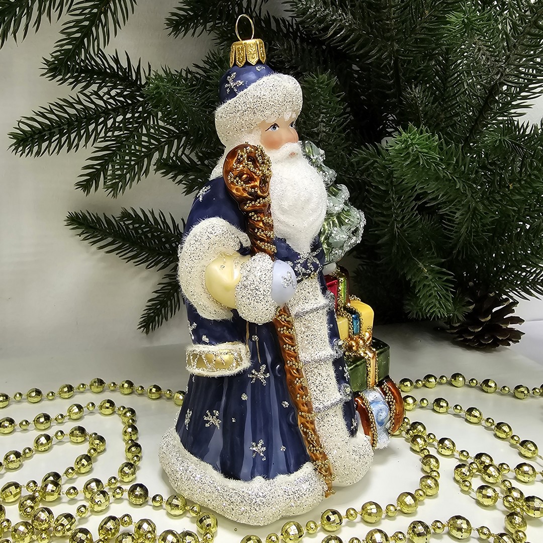 фото Стеклянная елочная игрушка Дед Мороз с подарками синий