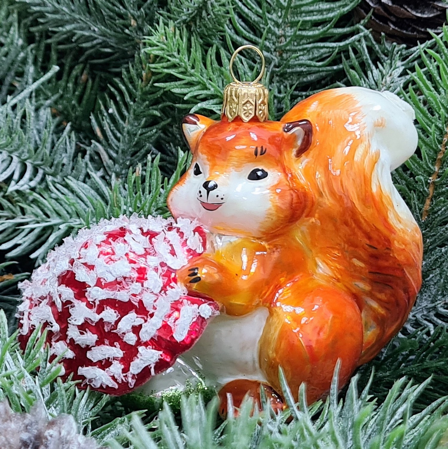 фото Стеклянная елочная игрушка Белочка с грибочком рыжая