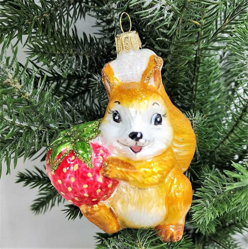 фото Стеклянная елочная игрушка Белочка с клубникой
