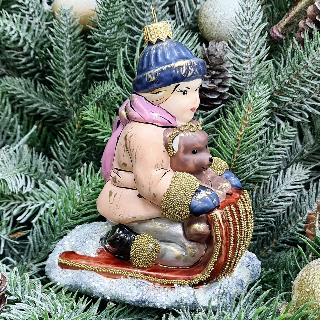 фото Стеклянная елочная игрушка Мальчик с мишкой на санях винтаж