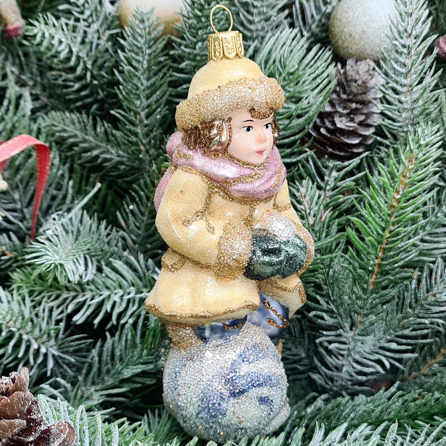 фото Стеклянная елочная игрушка Девочка со снежком сахар