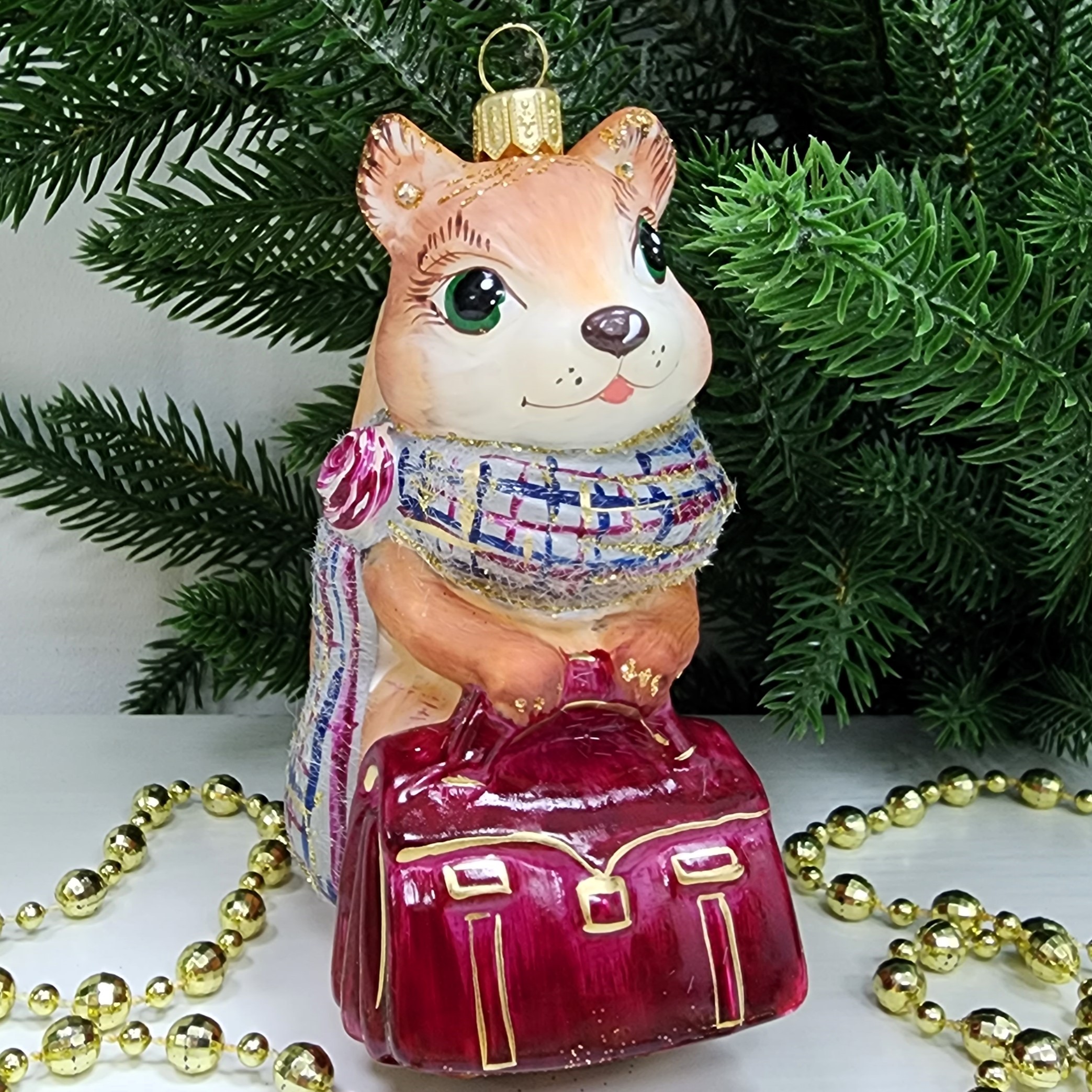 фото Стеклянная елочная игрушка Белочка с сумкой