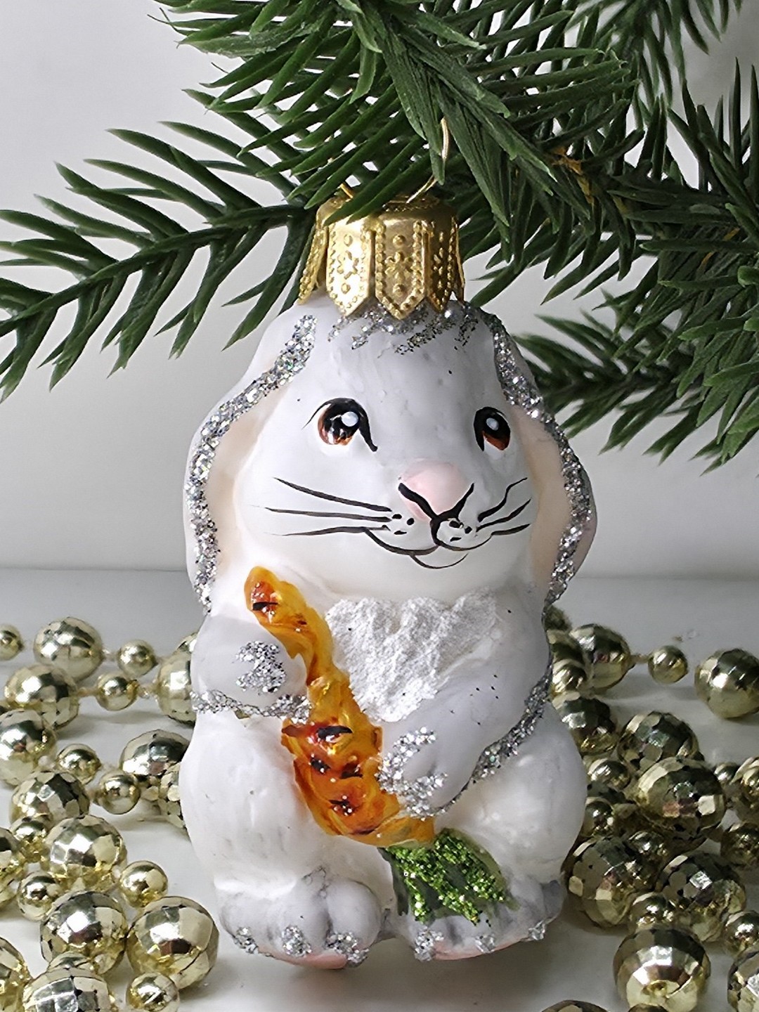 фото Стеклянная елочная игрушка Зайчик с морковкой