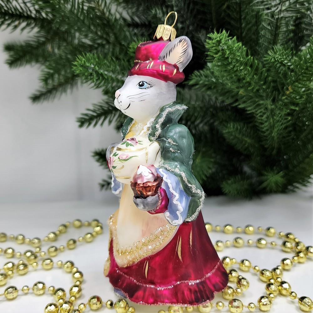 фото Стеклянная елочная игрушка Зайчиха с чайником бордо